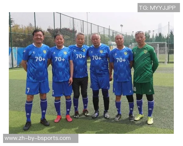 年近古稀仍活跃绿茵场的足球传奇老年球星是谁